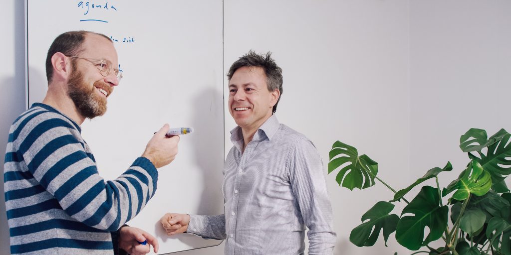 Olle och Henrik framför en whiteboard-tavla
