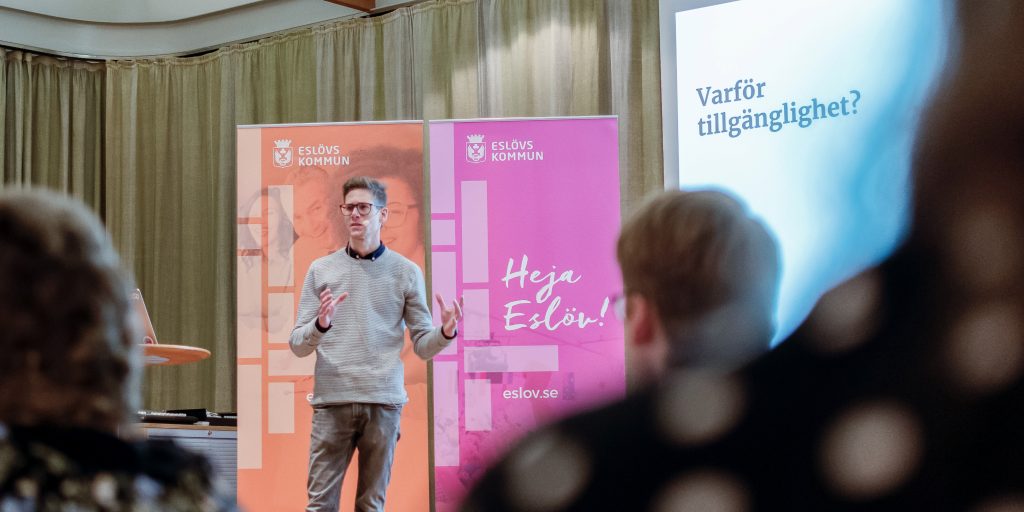 Peter Antonius på en scen där han föreläser om tillgänglighet
